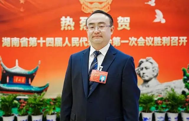張家界市桑植縣委副書記、縣長梁高武：“喊”回10萬老鄉，和大家一塊過年