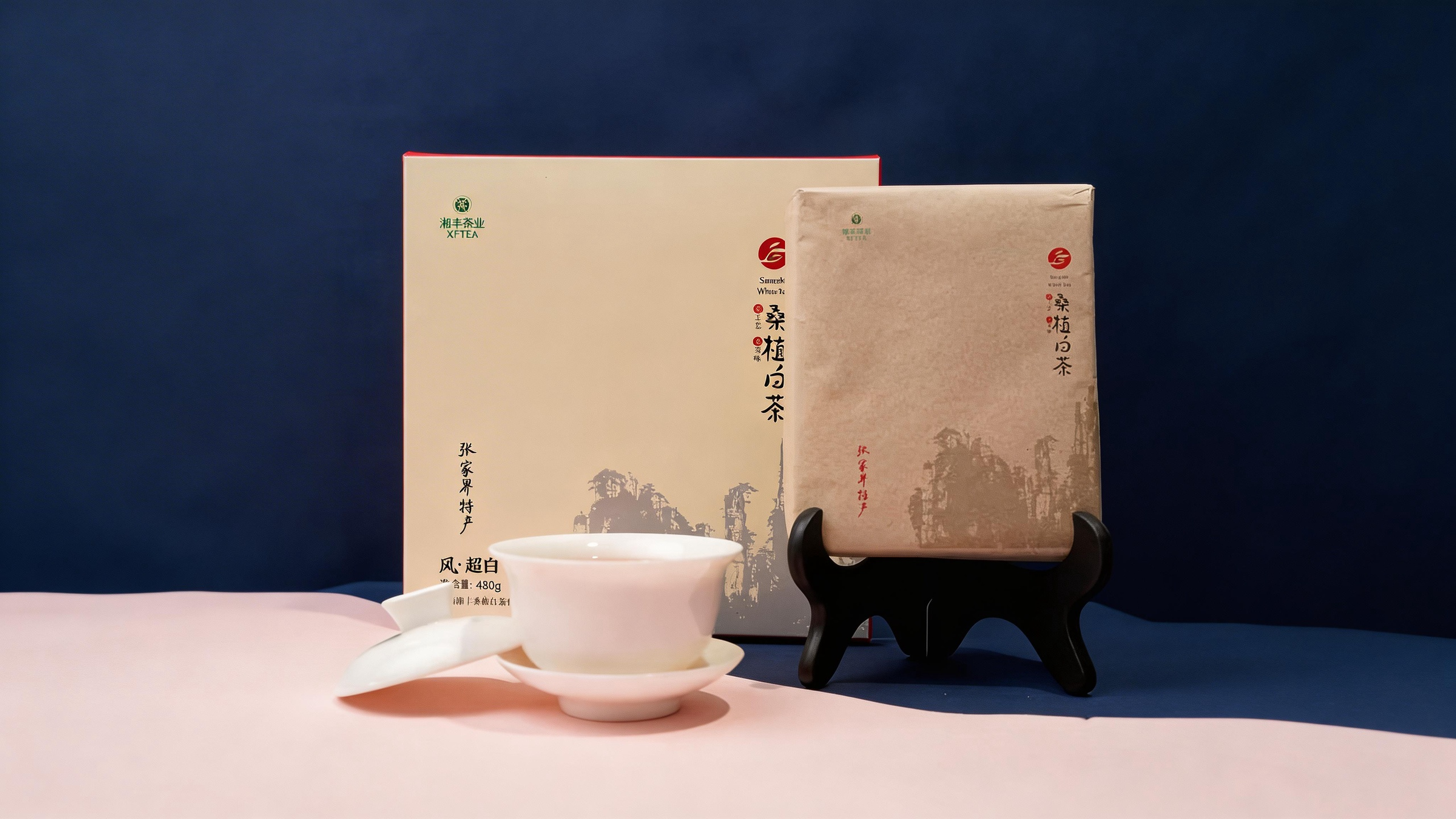 jimeng-2026-04-13-4822-保持圖片中的茶葉包裝、茶具、文字等所有內(nèi)容不變，僅將畫面比例調(diào)整為16_9，對(duì)空....png